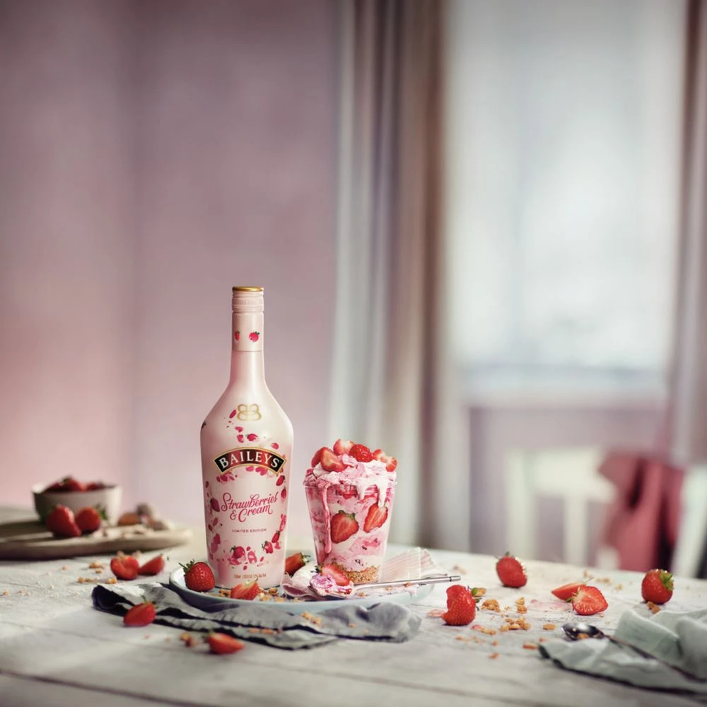 Baileys - Strawberries And Cream Liqueur 70cl Baileys Strawberries And Cream Liqueur 70cl - Image 3